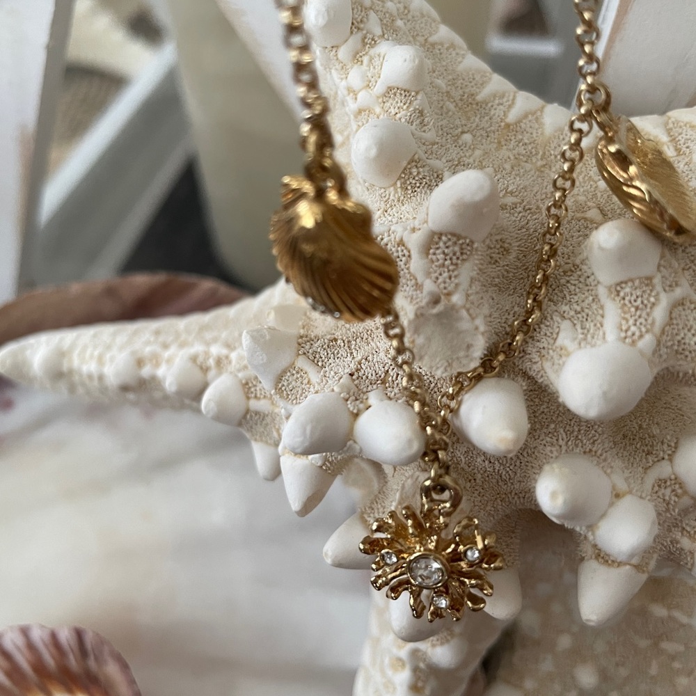 Cute seashell necklace gold tone. Loft. $15 - Picture 6 of 9